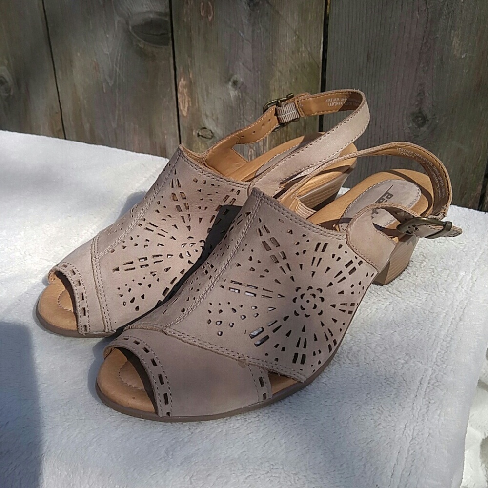 Earth Sandals Leather size 8 Taupe color